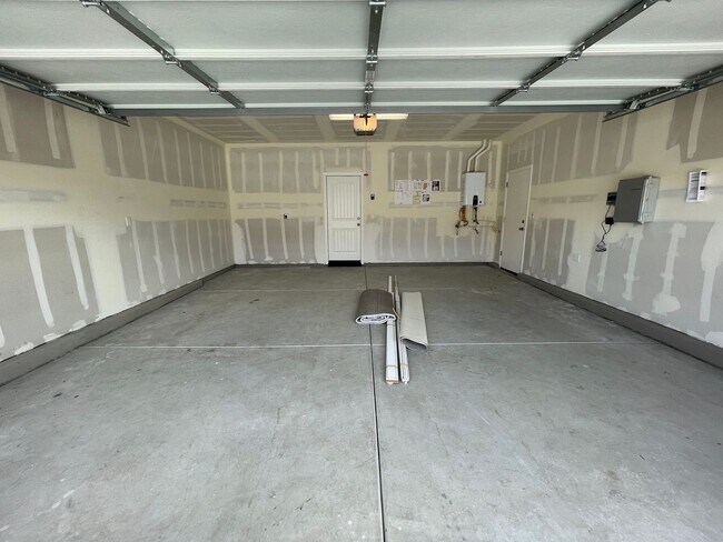 Building Photo - Newer Florsheim Home