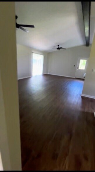 Building Photo - 390 Mulberry Pike
