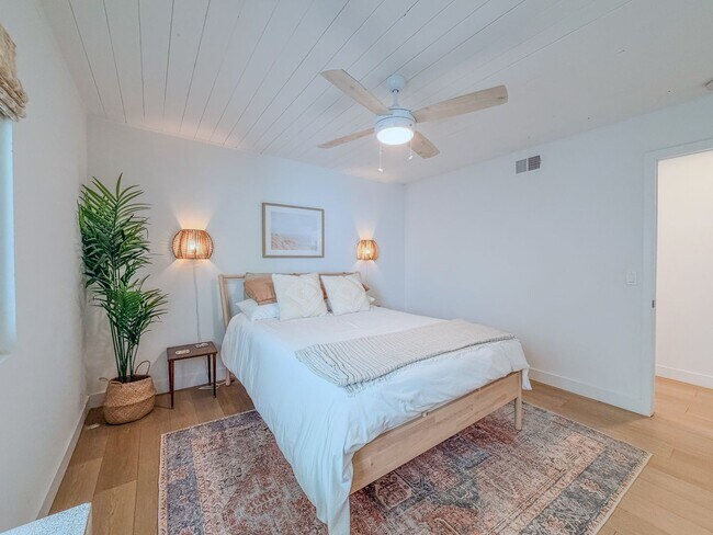 Building Photo - 4954 Dolphin Way