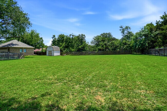 Building Photo - 2412 Emerald Cir