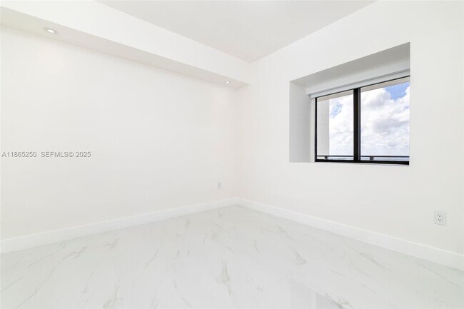 Building Photo - 700 NE 24th St