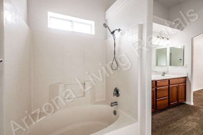 Building Photo - AMAZING 4 BEDROOM HOME