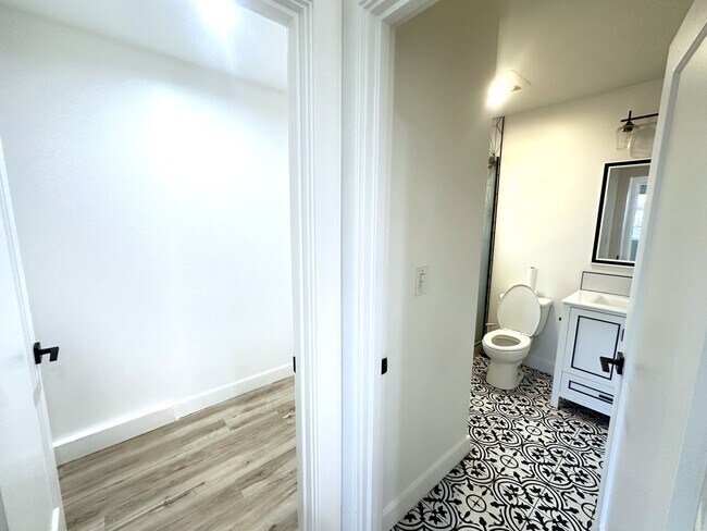 Building Photo - 1464