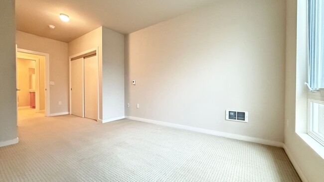 Building Photo - Large Downtown Oakland Two Bedroom Condomi...