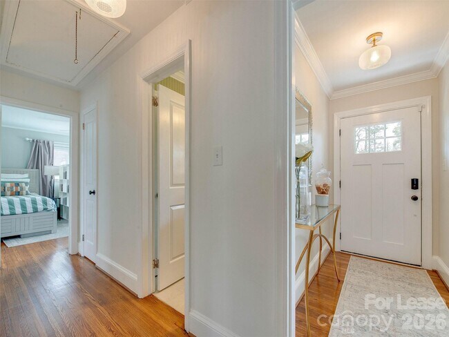 Building Photo - 3221 Sunset Dr