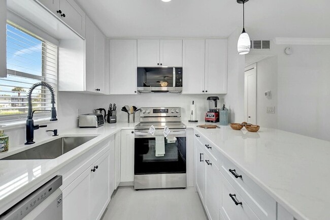 Building Photo - 581 Monaco Way