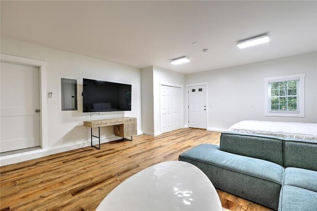 Building Photo - 137 Rosebriar Ave