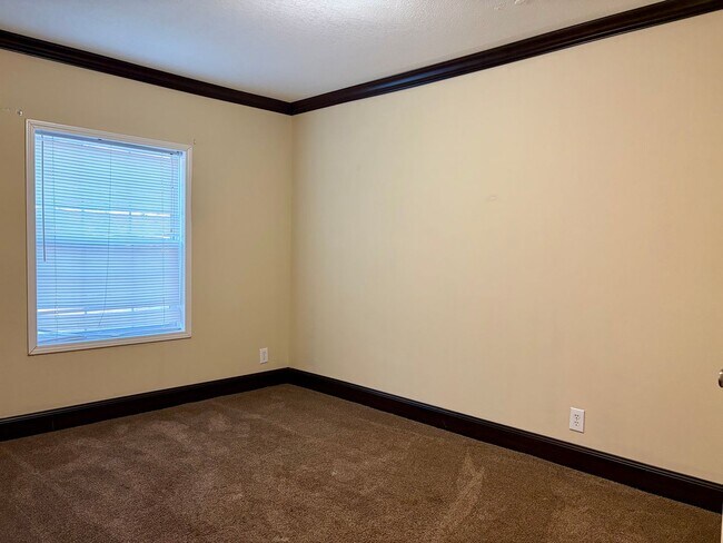 Building Photo - 3 bed/ 2 bath Beauty on 1 acre!