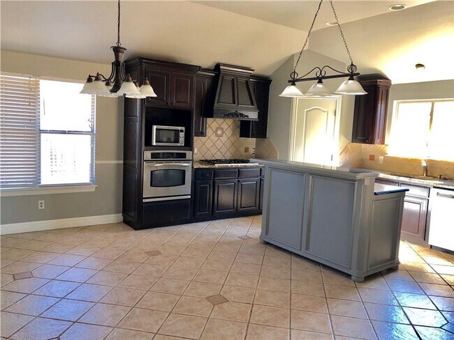 Building Photo - For Lease - Comfortable and Convenient Living