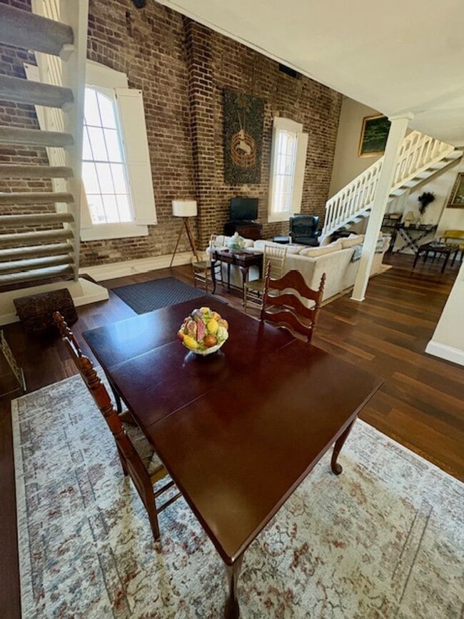 Building Photo - Historic Downtown Fully Furnished 2 Bedroom Condo