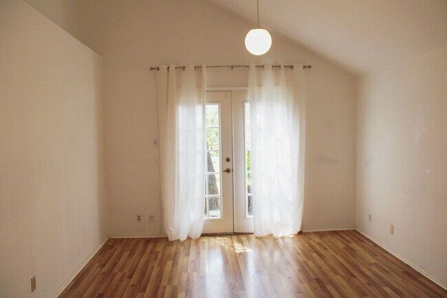 Building Photo - 3-BEDROOM IN CASTLE HILLS FOREST