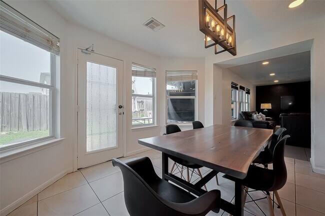 Building Photo - 15214 Mission Forest Dr