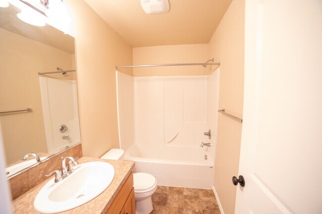 Building Photo - Newer Construction Townhome in Canby
