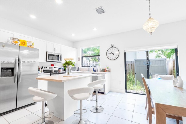 Building Photo - 817 NE 211th St