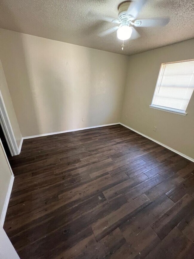 Building Photo - $0 First Month's Rent / $0 Deposit at Move-in