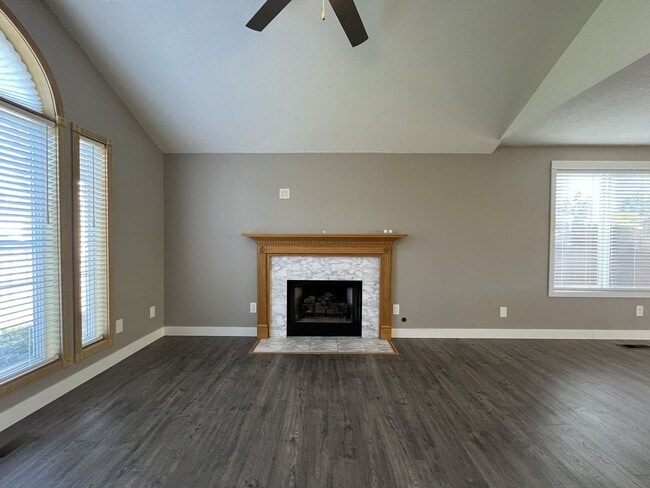 Building Photo - Beautiful Single-Level 3 Bedroom Home with Modern Kitchen and Open Floor Plan