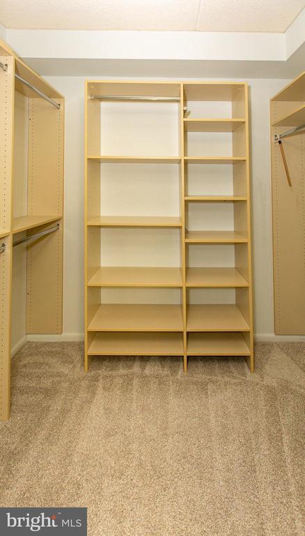 Building Photo - 20930 Valley Forge Cir