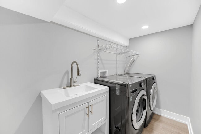 Building Photo - 4721 W Warwick Ave