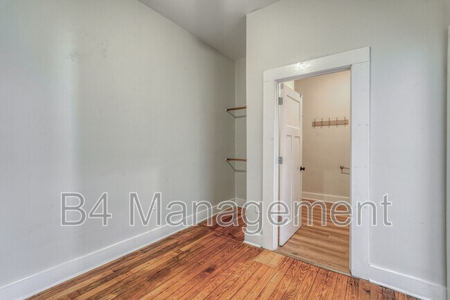 Building Photo - 654 Ravenel St