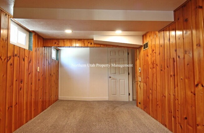 Building Photo - 2 Bed 1 Bath