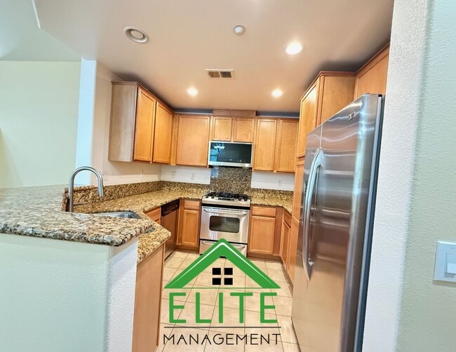 Building Photo - **Spacious and Updated Townhome in Desirab...