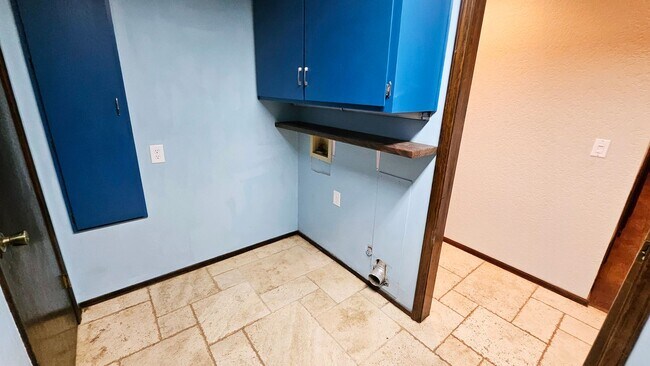 Building Photo - Four Bed/2 Bath Near Lake Hefner