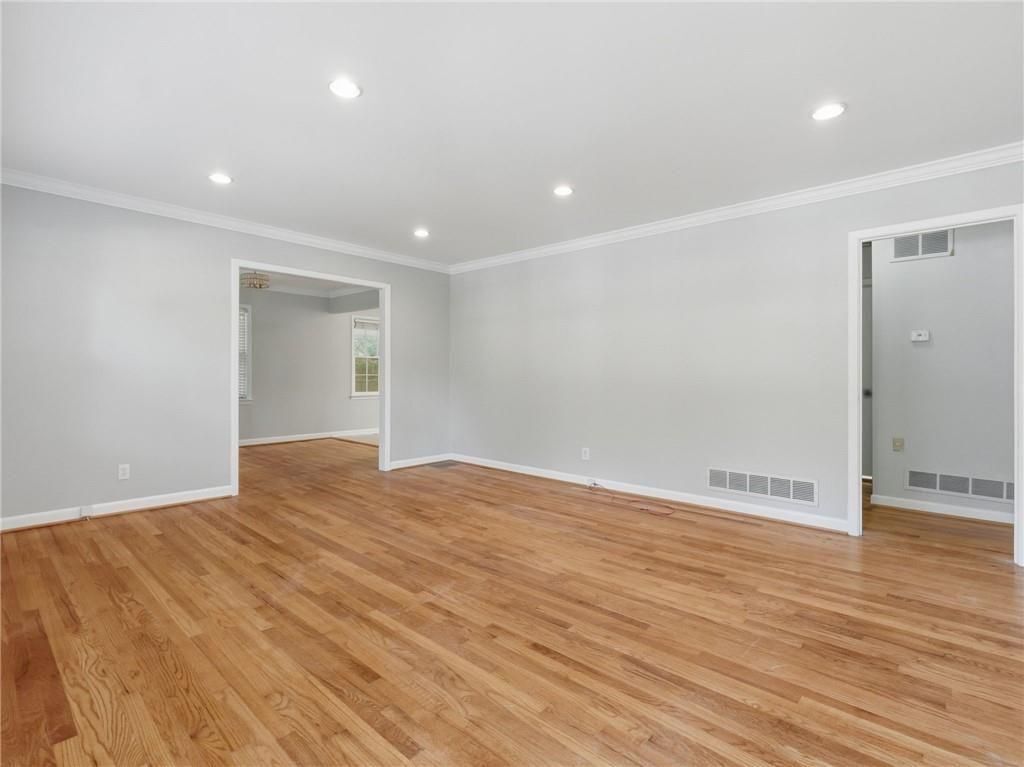Building Photo - 1111 N Valley Dr