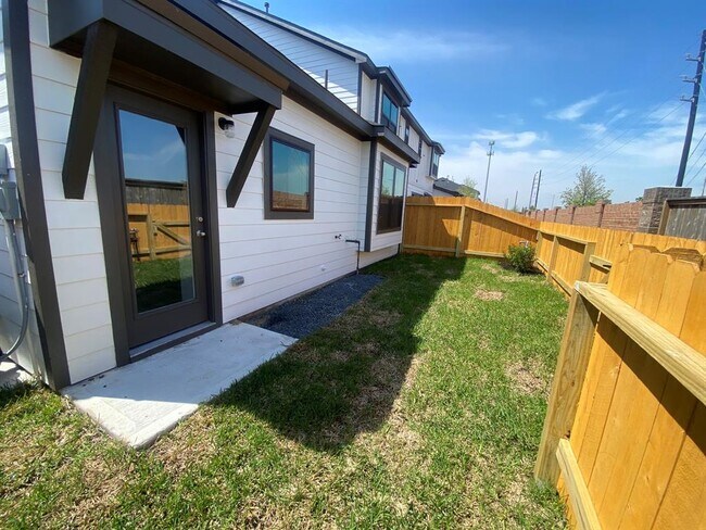 Building Photo - 27966 Western Crk Ct