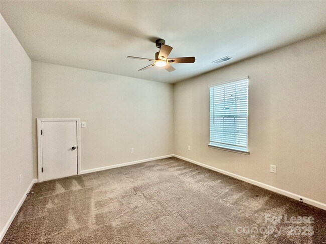 Building Photo - 389 Runner Stone Ln