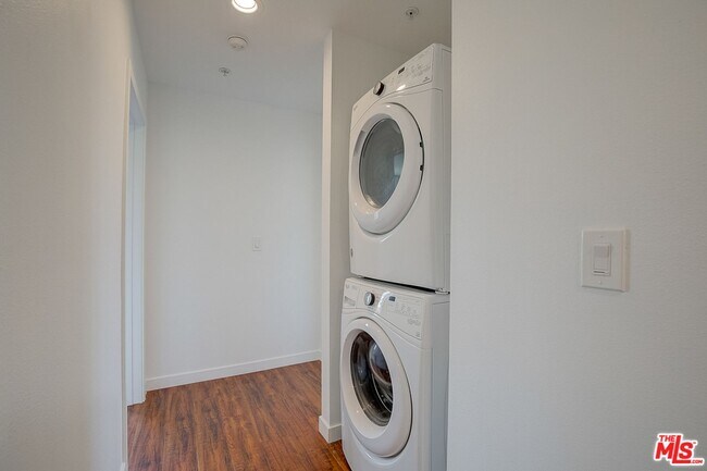 Building Photo - 419 S Lorena St