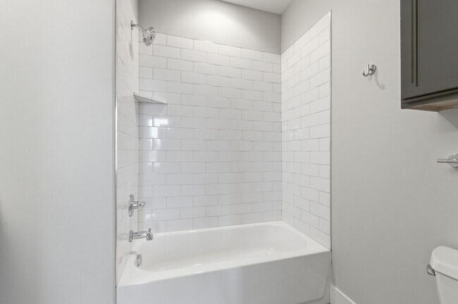 Building Photo - Modern 2 Bedroom Townhouse