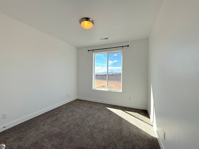 Building Photo - Brand New 3 bed, 2.5 Bath 1 car garage Townhome