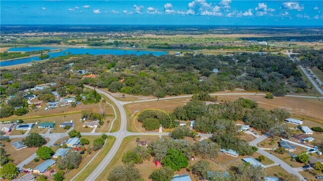 Building Photo - 4001 E Sunflower Cir