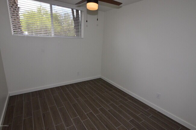 Building Photo - 614 N Medford Dr