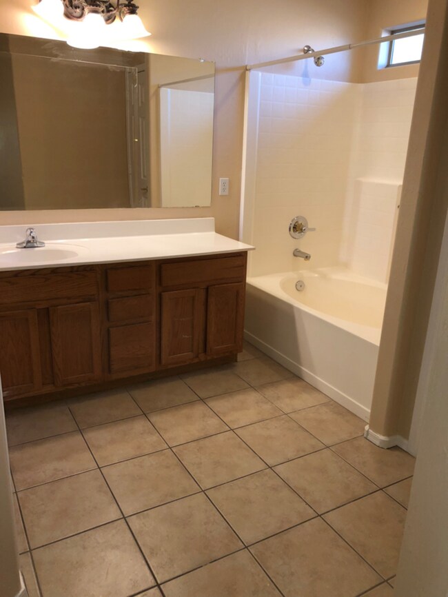 Building Photo - 2Bedroom plus Den-Mountain View & Sparklin...