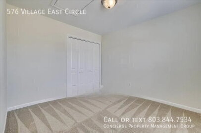 Building Photo - 576 Village E Cir