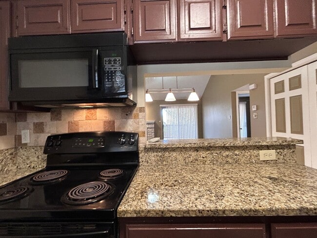 Building Photo - Charming 2BR Condo with Vaulted Ceilings, Fireplace & Pool Access