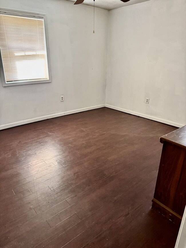 Building Photo - 1654 Camellia Ln