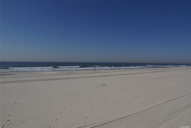 Building Photo - 25 W Broadway