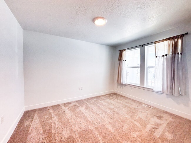 Building Photo - Newer Herriman Home - Open Floor Plan - Gr...