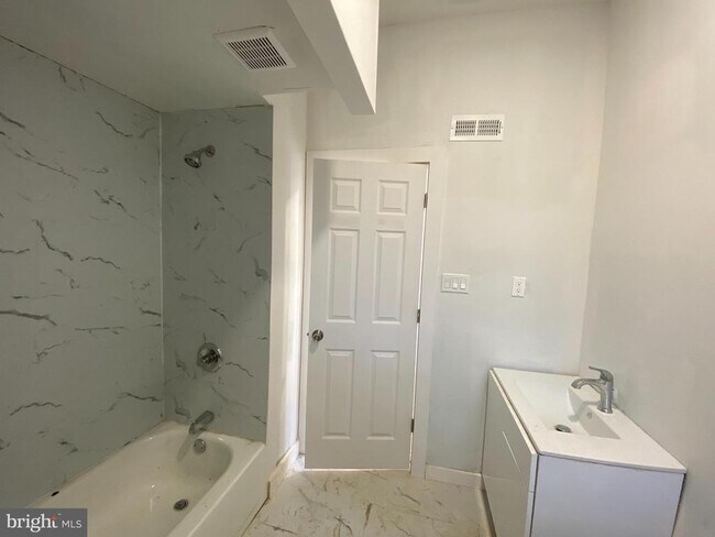 Building Photo - 260 W Johnson St