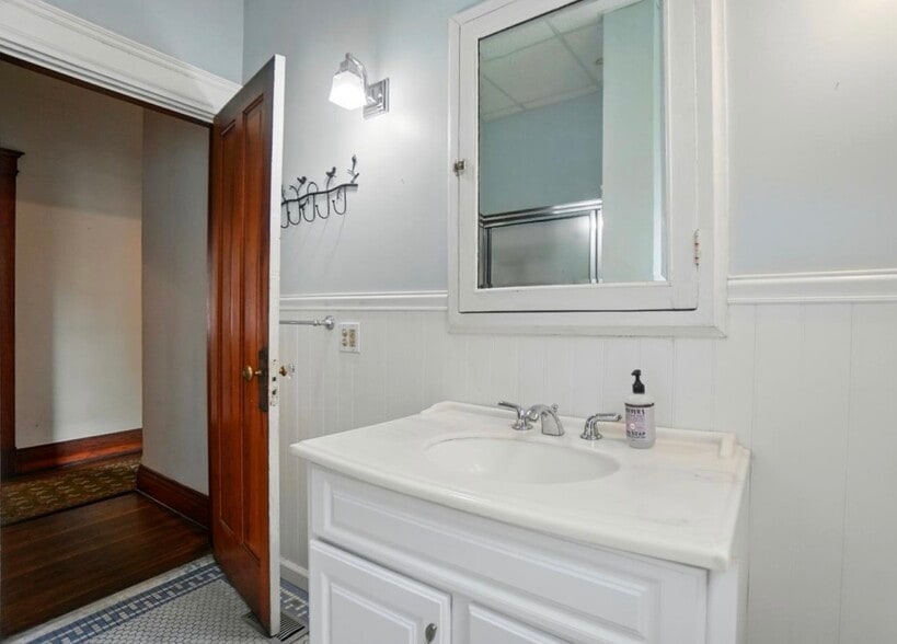 full bath - 513 Howell Ave