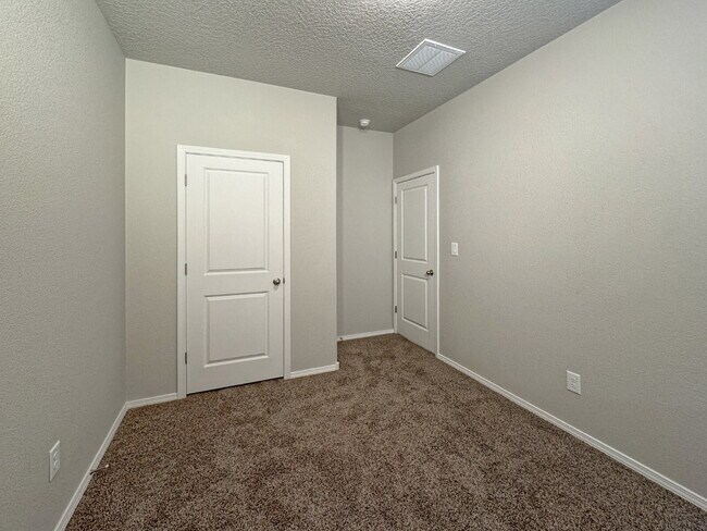 Building Photo - Stunning Cleveland Heights 3 Bedroom Home!