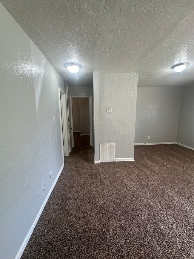 Building Photo - 2 Bed, 1 Bath, 1 Car Garage