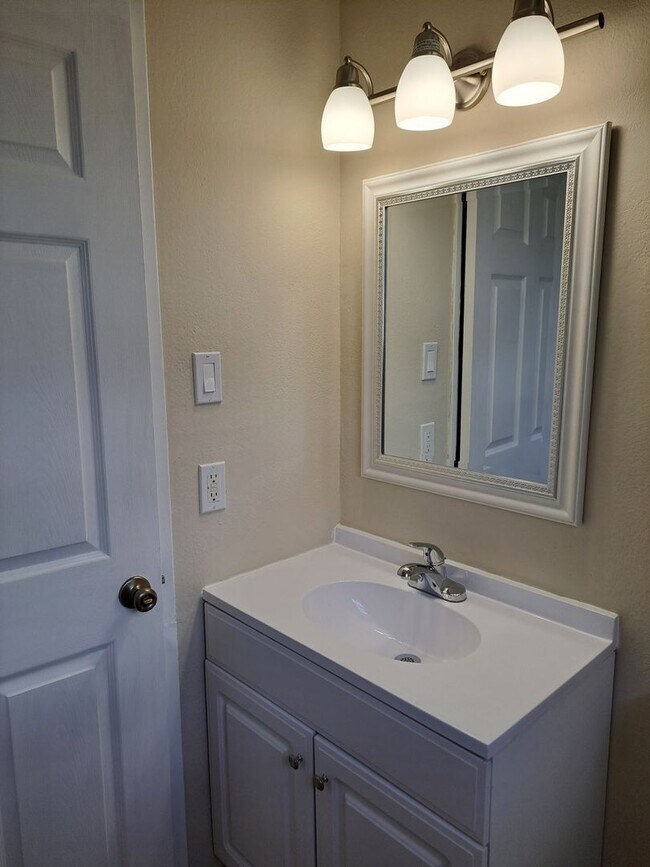 Building Photo - 1835 Carmona Ave