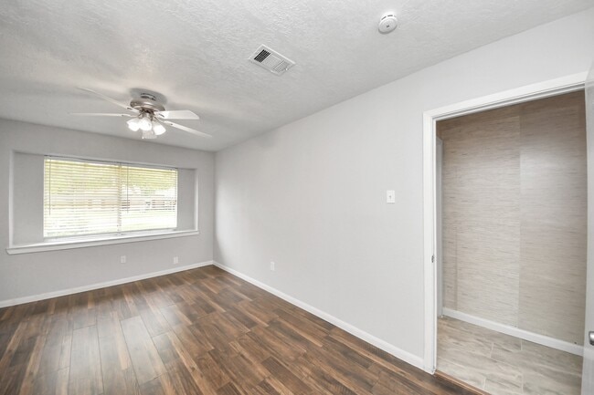 Building Photo - 2405 Pickerton Dr