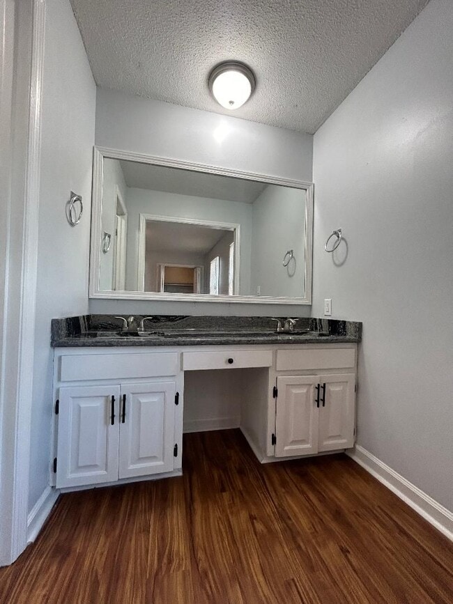 Building Photo - Spacious 3 bed Town Home!