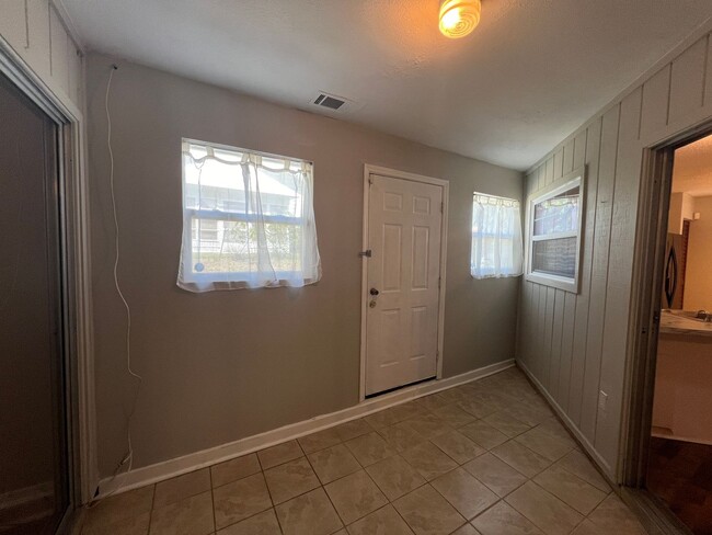 Building Photo - Charming 2-Bedroom, 2-Bathroom Home in a T...