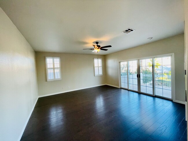 Building Photo - COMING SOON: Hardwood floors, freshly pain...