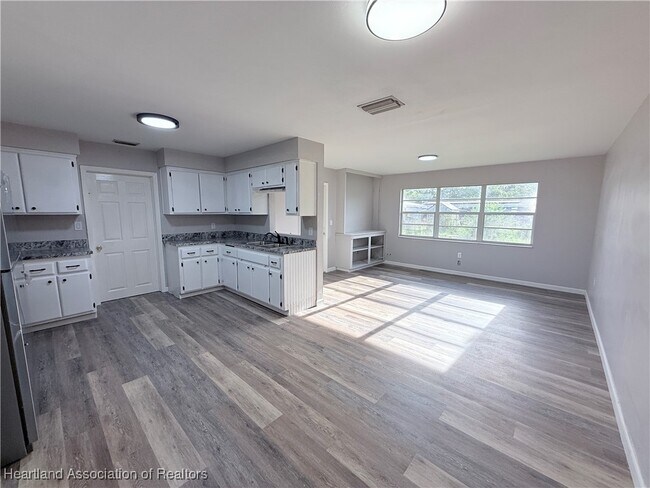 Building Photo - 1629 Lagrange Ave